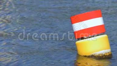 黄、红、白钢在蓝色斯普里河水中的航行浮标