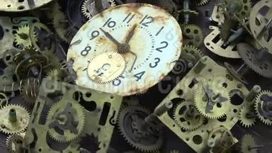 老式模拟时钟黄铜齿轮和齿轮与生锈的表盘面旋转