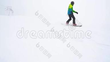 <strong>极限滑雪</strong>者骑着新鲜的粉末雪下陡峭的山坡