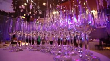 餐厅大厅<strong>自助餐</strong>桌上的香槟空杯、<strong>自助餐</strong>桌、餐厅内部、酒杯。