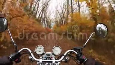 4K. 奇妙的摩托车骑在橙色秋林的道路上，视野开阔的骑手。 经典的直升机永远！