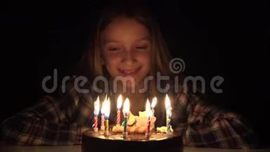 <strong>儿童生日</strong>派对在夜晚吹蜡烛，在黑暗中用蛋糕庆祝