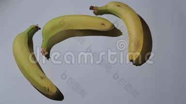 香蕉<strong>出现</strong>在白色背景上，停止运动，<strong>动画</strong>。