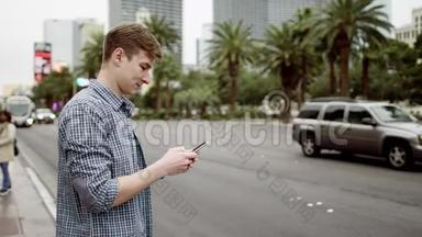 年轻人在街上发短信