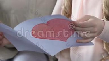 女孩带着爱心、亲情、关怀向奶奶展示手工贺卡