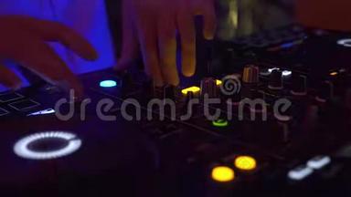 DJ控制台，用于混合舞蹈音乐和迪斯科俱乐部的彩色灯光。 技术舞蹈用DJ调音台和音响控制台