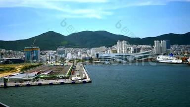 抵达韩国釜山港的广射游轮