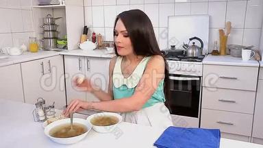 女人吃汤的<strong>时间</strong>。