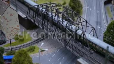 会沿着铁路桥旅行，一个面包板模型上的规模.. 1920x1080。 全高清