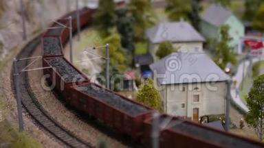 铁路的面包板模型，火车上装着煤。 3840x2160，4K