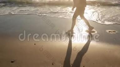 女人`穿着<strong>跑鞋</strong>的腿，沿着海滨、海洋奔跑。 在海边奔跑