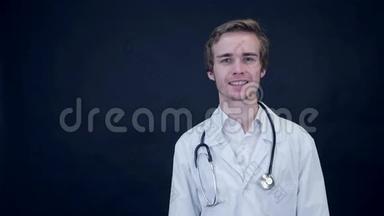 年轻的医生微笑着看着镜头。狗叫。