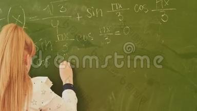 女学生在黑板上写数学公式。