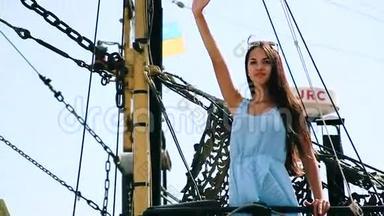 船上的女孩，背景是乌克兰的国家色彩。 船上的布鲁内特女孩挥手打招呼。