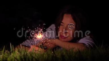 浪漫体贴的女孩躺在草地上，晚上闪闪发光。 <strong>500</strong>fps超慢动作视频拍摄