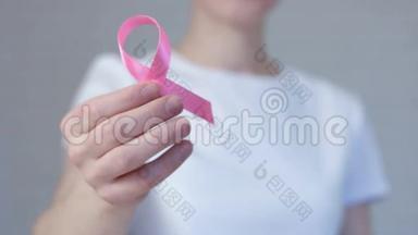 女士双手握着粉红色<strong>乳腺</strong>癌意识丝带-<strong>乳腺</strong>癌意识概念