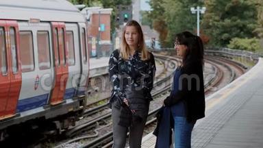 两名年轻女子在伦敦<strong>地铁</strong>站等<strong>地铁</strong>