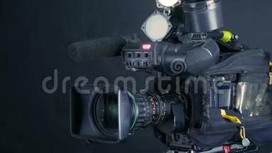 专业数码摄像机，编码器隔离在黑色背景电视SRudio。