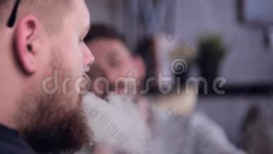 两名男子吸烟电子吸烟电子香烟。 抽烟，抽烟。