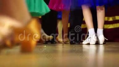 背景-儿童`舞厅舞蹈比赛-脚在地板上