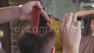 理发店里理发师的特写用剪刀缓慢地剪头发。