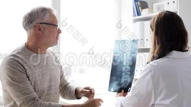 脊柱x光片医生和73医院的老人