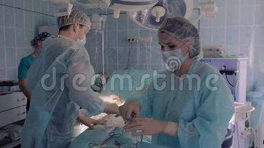 医疗助理为外科医生在手术过程中使用<strong>注水</strong>注射器