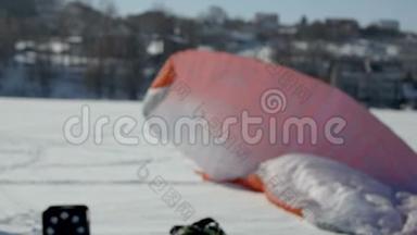 滑翔伞比赛的准备。 伞兵设备竞赛滑翔伞在冷冻湖上。 滑翔伞