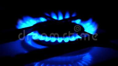 <strong>燃气</strong>滚刀燃烧器环上<strong>燃气</strong>厨房灶具.. 煤气炉里的蓝色火焰