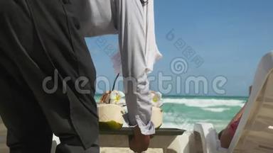 一个面目全非的侍者，端着椰子鸡尾<strong>酒</strong>在海边让年轻人放松。3840x2160