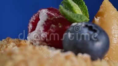在蛋糕上涂上草莓和蓝莓。 一个带草莓和蓝莓`儿童蛋糕上的点火火花