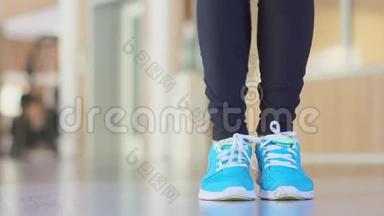 一个参加体育运动的女人在健身房里跳绳