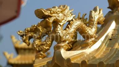 寺庙建筑群中的<strong>中国龙</strong>的金像。 中国寺庙的装饰和装饰