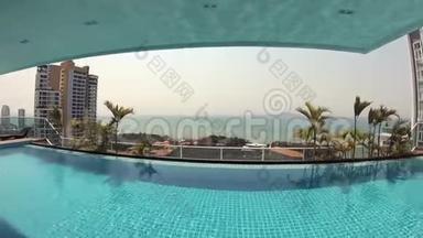 豪华热带酒店内美丽清爽的蓝色泳池水.. 阳光明媚的手掌。 操作摄像机