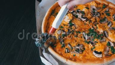 披萨刀用绿色、鸡肉、蘑菇和双奶酪切块披萨，近距离观看
