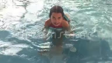 少女在水上乐园游乐园泳池洗澡.. 儿童在水上公园和游泳池室内