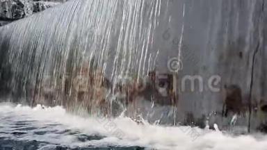大镜头水流落入水中，使泡沫在喷泉中缓慢运动，全高清，1080p