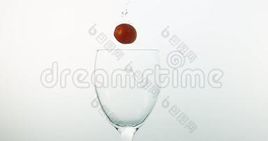 樱桃番茄，茄果，白色背景下<strong>落入水中</strong>的水果