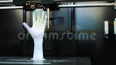 3D打印机在工作时，D打印机打印人的手，3D打印机打印更白的人的手，手
