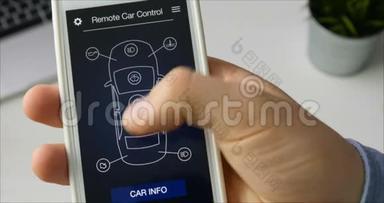 人用他的移动设备远程锁定他的汽车。 汽车遥控器使用智能手机应用程序虚拟接口。