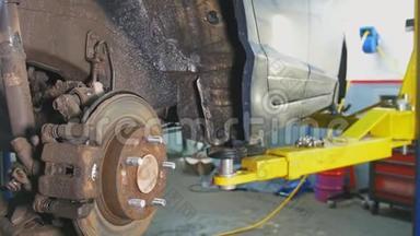 汽车维修服务中的汽车修理、工人修理细节