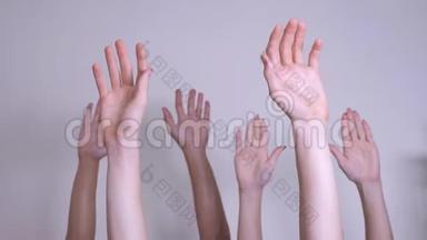 人民民主投票团队合作理念.. 人群举起生活方式，举手表示同意和支持