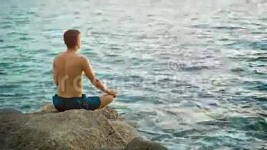 在海边练习瑜伽的人