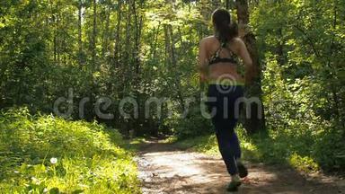 那个女孩在公园里<strong>跳绳</strong>。 在森林里做<strong>运动的</strong>小女孩