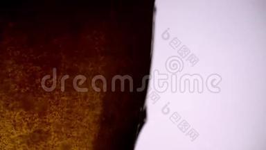 啤酒在白色背景上倒入玻璃杯，缓慢运动，右侧有复制空间