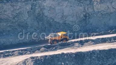 大型黄色卡车在一个石棉矿物采石场运输矿石。