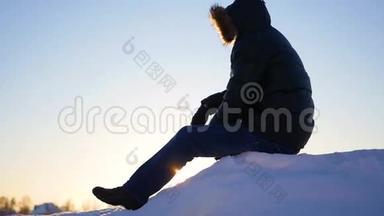 坐在雪坡上的家伙。 <strong>冬天</strong>的雪景。 <strong>户外运动</strong>