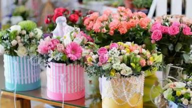 花店，在橱窗上，有很多花束来自π型玫瑰，花型时尚