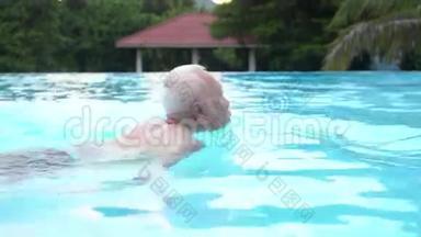 老人在游泳池边游泳，亚洲老人在游泳池里游泳