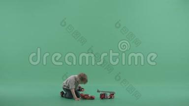 小男孩玩遥控玩具车